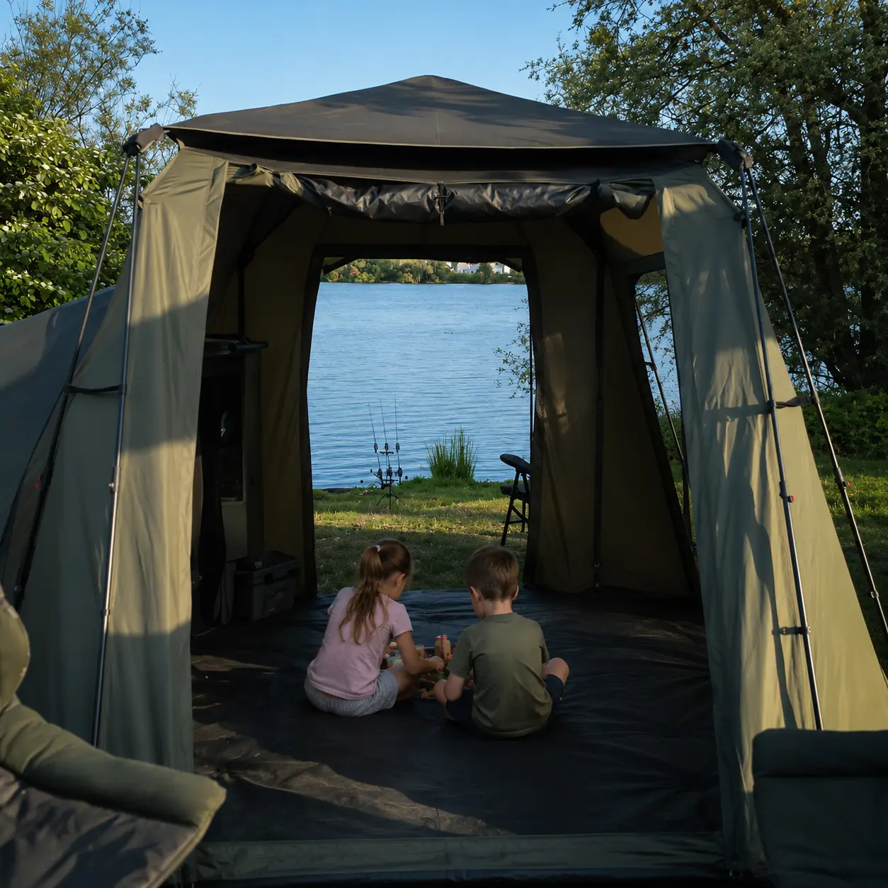 dzieci_bawiace_sie_w_namiocie_trakker_gazebo_pro_xl