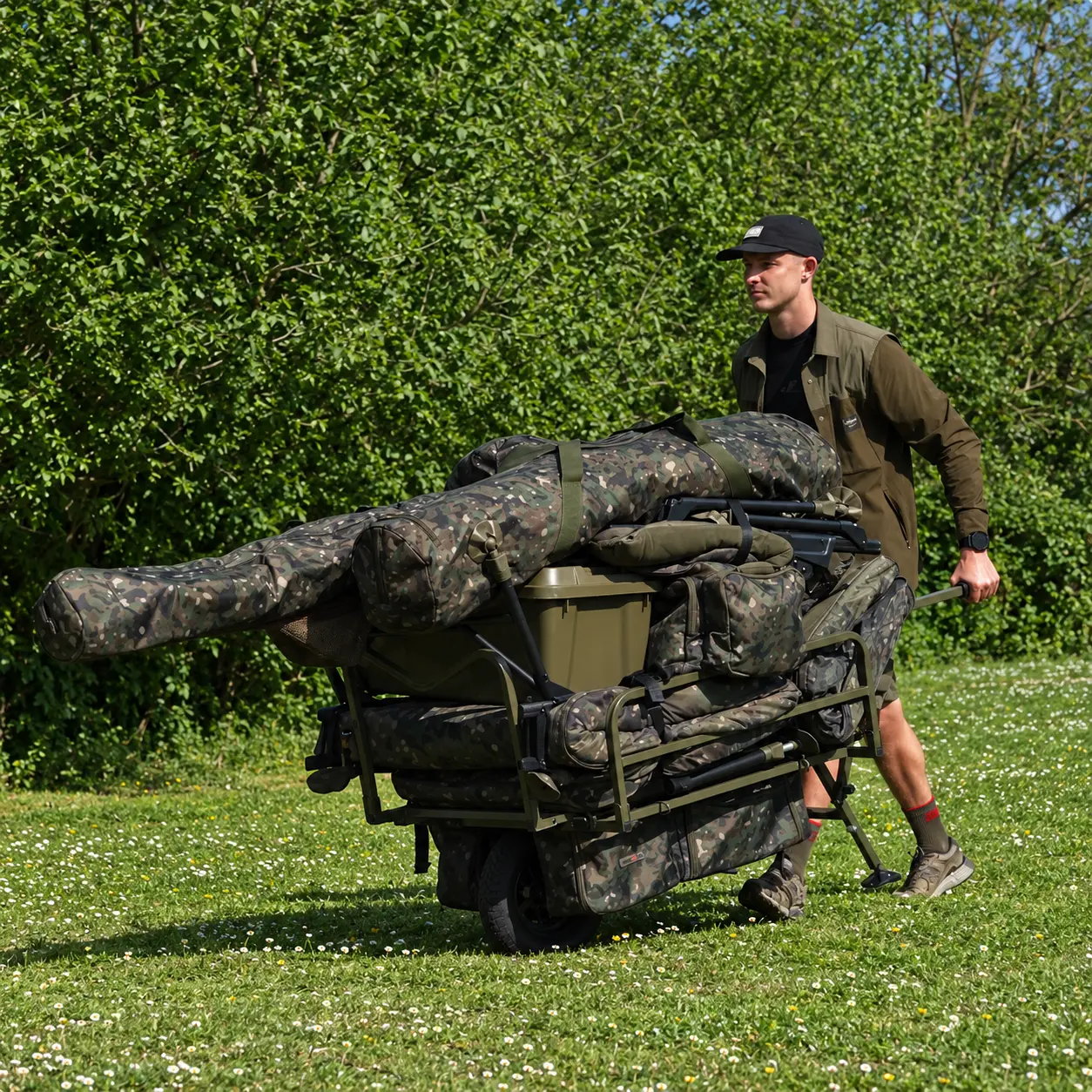 zaladowana-taczka-karpiowa-transport-sprzetu-na-lowisko