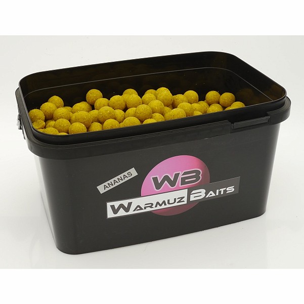 WarmuzBaits - Pineapple

L'ananas est un fruit tropical bien connu pour sa saveur sucrée et rafraîchissante. Richetaille 16 mm / 3kg (seau) - MPN: 66618 - EAN: 5902537370456