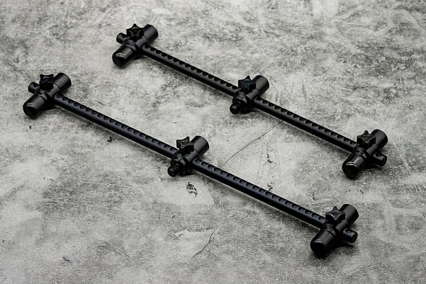 One More Cast Elbowz Black Anodised Aluminium 3 Rod Buzzbars modelo Estándar (11.5 in &amp; 9.5 in) - MPN: OMCEL3RMB - EAN: 5060939132406