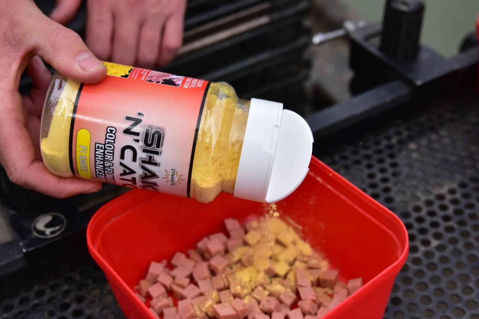 DynamiteBaits Shake n Catch F1 Sweet Yellow Enhancer