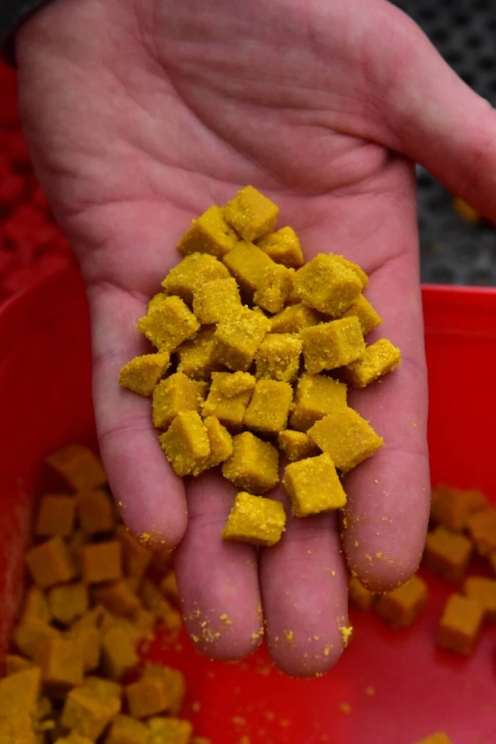 DynamiteBaits Shake n Catch F1 Sweet Yellow Enhancer