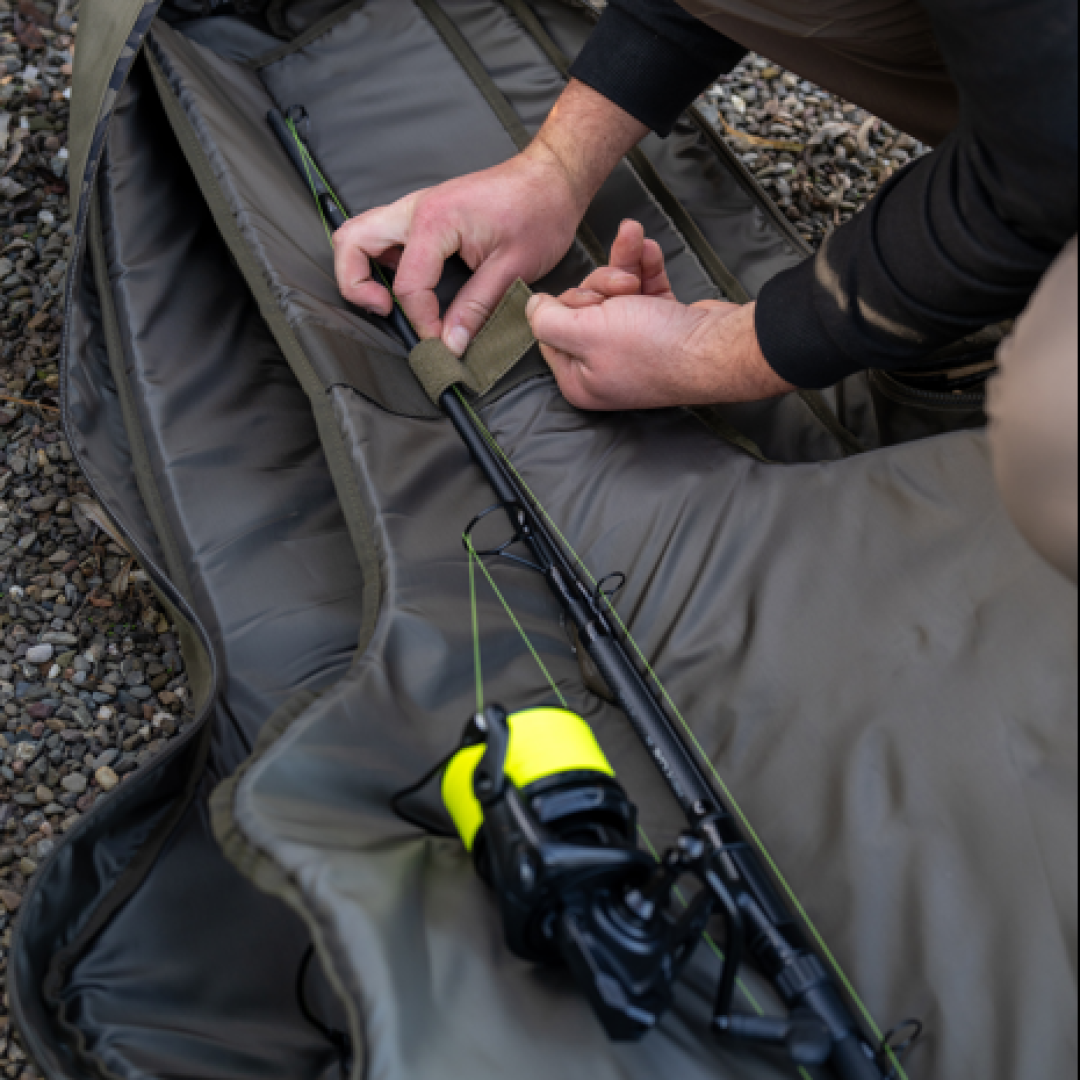 Avid Carp RVS 10ft Retractable - 2 Rod Bag