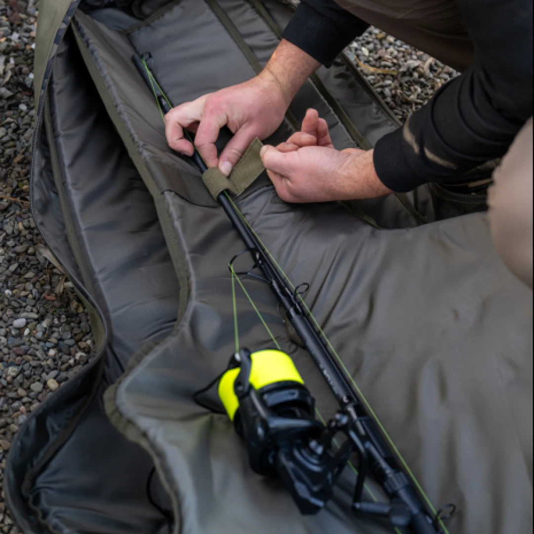 Avid Carp RVS 10ft Retractable - 3 Rod Bag