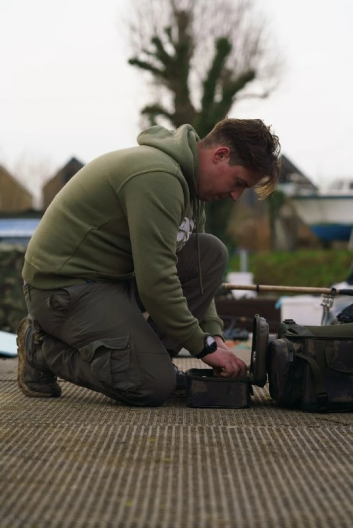 Solar Worldwide Tackle Station